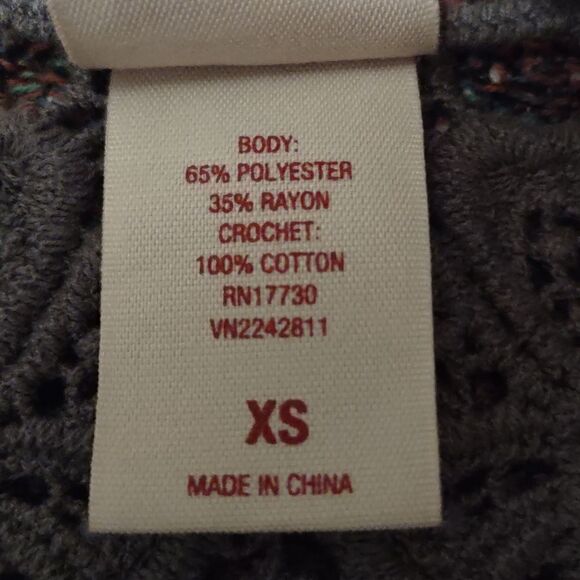 Mossimo Women's Size XS Boho Chic Knit Floral Crocheted Back Gray Striped Top - Picture 5 of 5